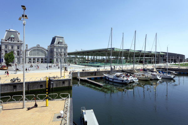 Dietmar Feichtinger Architectes ergnzten den Bahnhof des belgischen Seebads Ostende.