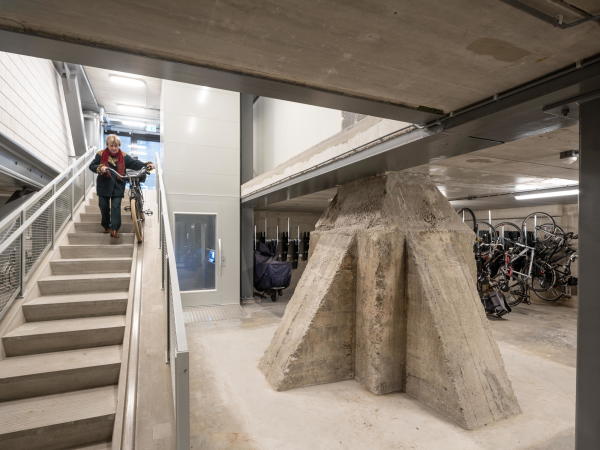 Die alte Konstruktion der Lagerhalle wird immer wieder sichtbar.