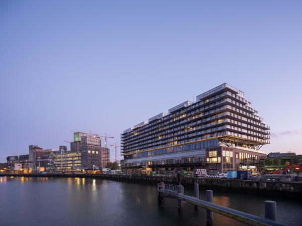 Umbau und Aufstockung einer Lagerhalle im Rotterdamer Hafen