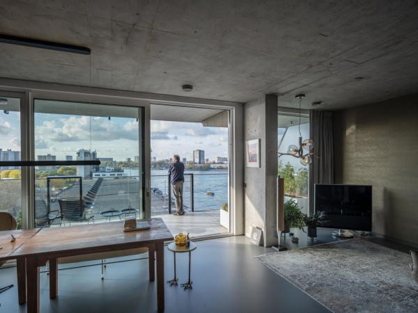 Ein Mann lehnt an einem der 516 verbauten Sinnierbgel aus Stahl.