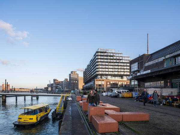 Umbau und Aufstockung einer Lagerhalle im Rotterdamer Hafen
