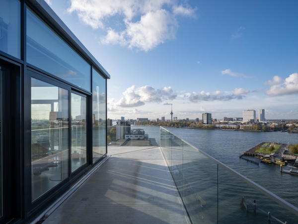 Umbau und Aufstockung einer Lagerhalle im Rotterdamer Hafen