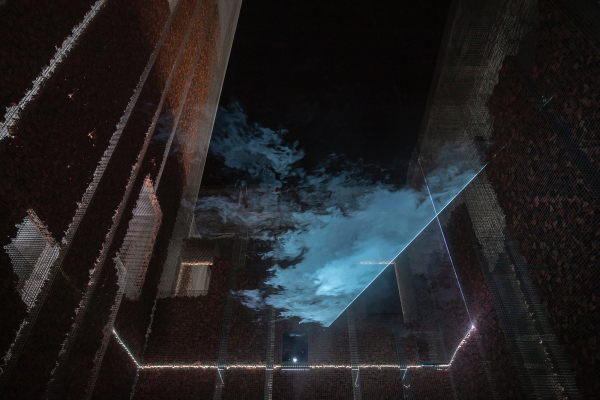 Edoardo Tresoldi's knstlicher Wolkenhimmel kreiert eine virtuelle Welt im Inneren von Gharfa.