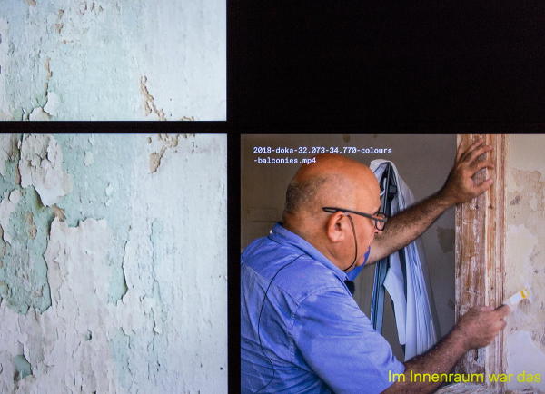 Mehrkanal-Video-Installation; Still mit Aufnahmen der denkmalpflegerischen Analyse der Farbschichten des Max-Liebling-Hauses in Tel Aviv, Centre for documentary Architecture , 2018