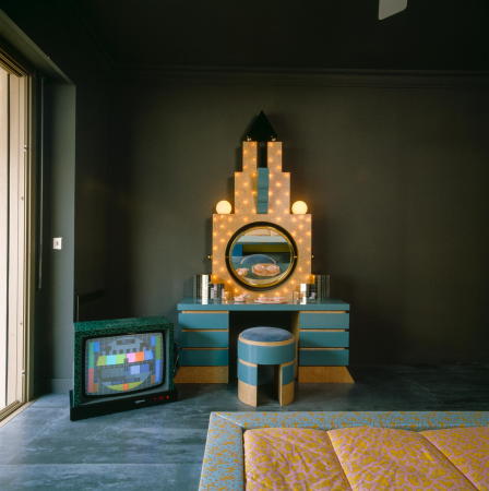Karl Lagerfelds Fernsehzimmer im Monte Carlo Apartment (mit Entwrfen von Memphis), Monaco, ca. 1983