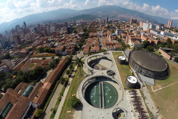 Colectivo 720 hat im kolumbianischen Medellin riesige modernistische Wasserspeicheranlagen in einen neuen, sicheren ffentlichen Raum fr die benachteiligten Nachbarschaften verwandelt. (2015)