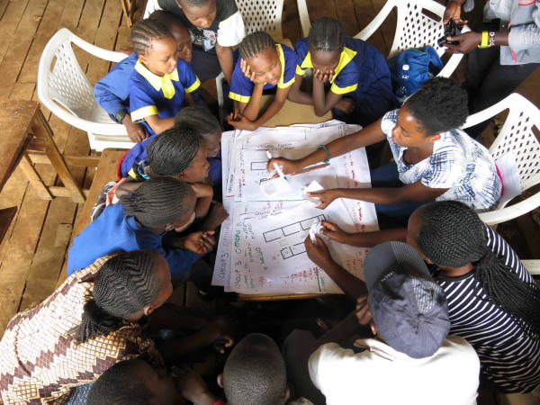 Die Kounkuey Design Initiative entwickelt gemeinsam mit Grassroots Organisationen produktive ffentliche Rume in Kibera, Nairobi, um kologische Anliegen, sanitre Einrichtungen, lokale Alternativ-kono- mien und Sicherheit miteinander zu verbinden.