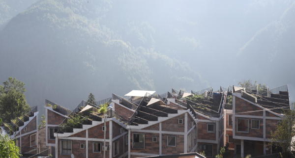 Rural Urban Framework hat nach schweren Erdbeben und Erdrutschen in der chinesischen Provinz Sichuan in Zusammenarbeit mit der lokalen Regierung in Jintai ein Modellprojekt fr eine nachhaltige Dorfentwicklung realisiert.