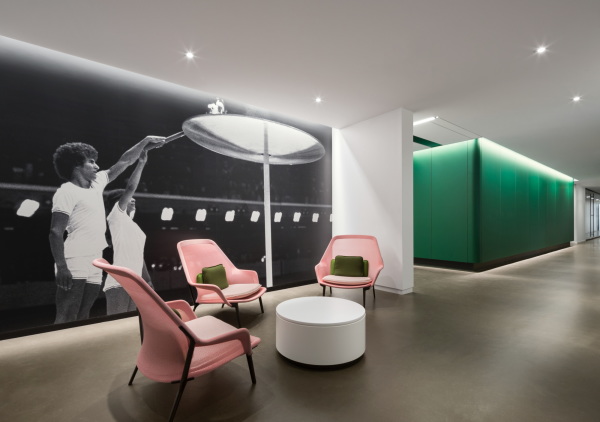 Olympia-Turm zu Bros umgebaut