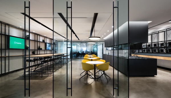 Olympia-Turm zu Bros umgebaut