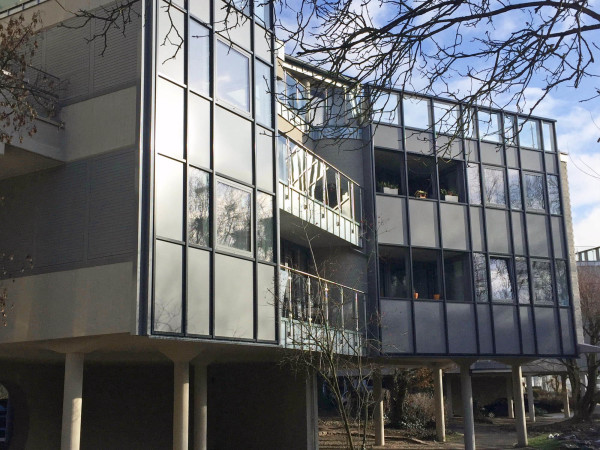 Nach dem Umbau hat die Fassade dank ihrer ver�nderten Struktur eine ziemlich plumpe Anmutung.