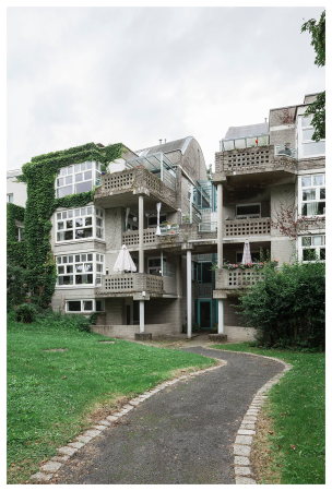 Der Hertzberger-Bau mit seinen charakteristischen Gitterstein-Br�stungen im Sommer 2017.