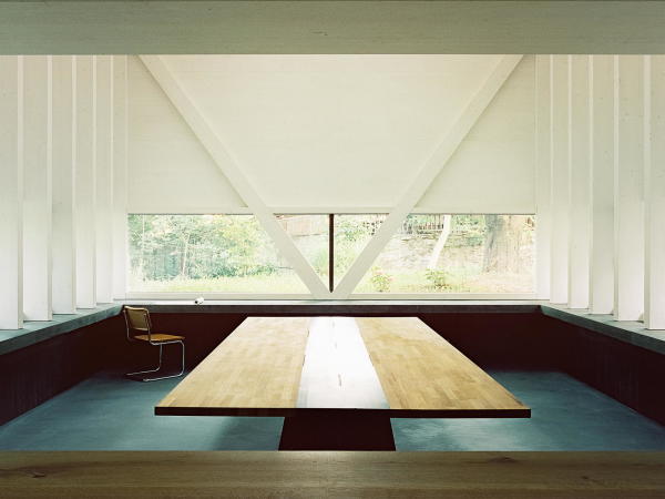 Der Arbeitsraum im Erdgeschoss. Der Tisch: ebenfalls von den Architekten entworfen.