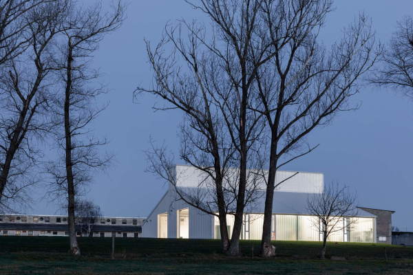 Fahrzeughalle von Atelier 111