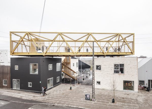 Das Eingangstor der Kids City Christianshavn mit dem integriertem Sportkfig