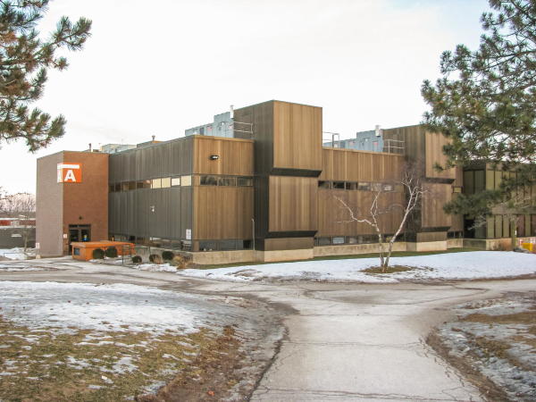 So sah der Bestand vor dem Umbau aus. Architekten des Fleming College waren Ron Thom und Thompson Berwick and Pratt + Partner.