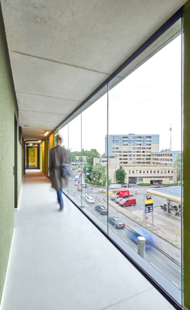 Blick aus den zur Strae hin abgeschlossenen Laubengngen.