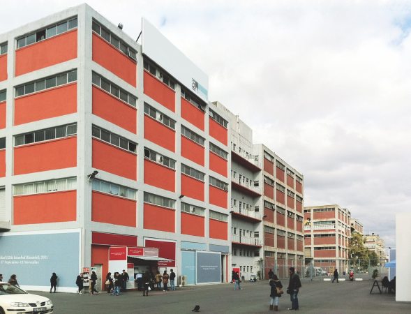 Die Rckseite des Gebudes zum Bosporus, als es vor dem Umbau als Standort der 12. Istanbul Biennale 2011 genutzt wurde.