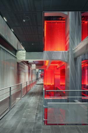 Die rot leuchtenden Ausstellungsrume im dritten Stock und die Verbindungsbrcken und -stege.