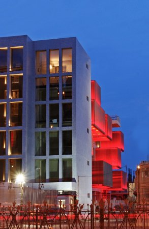 Blick auf die rot leuchtenden, auskragenden Ausstellungsrume der Sdwestfassade.