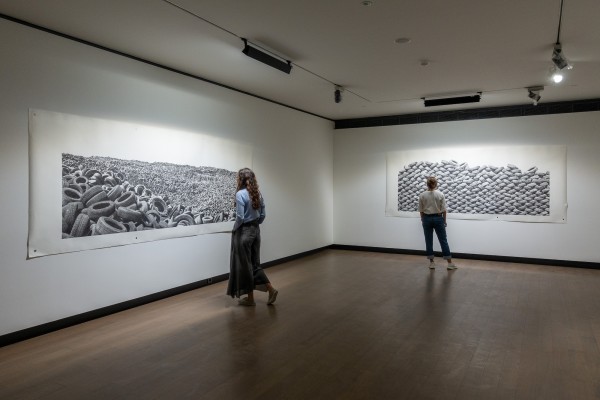 Im Herbst 2019 nutzte die 16. Istanbul Biennale das Haus als Ausstellungsort, hier Fotoarbeiten von Deniz Aktas.