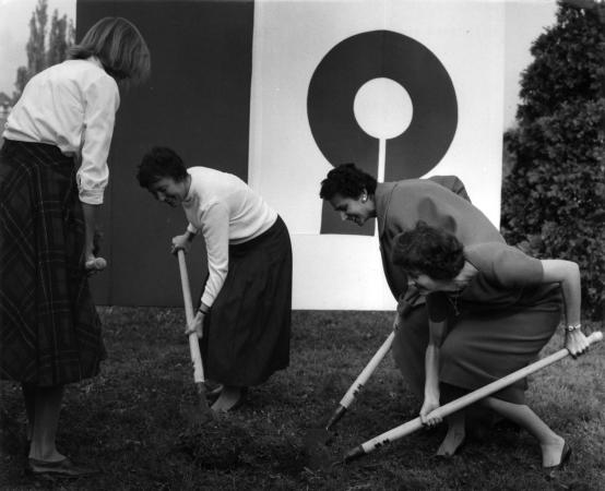 Spatenstich zur Schweizerischen Ausstellung fr Frauenarbeit (SAFFA), 1958