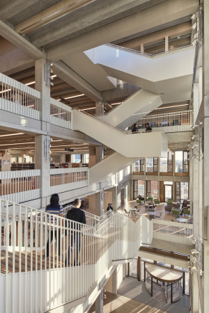 Aber nicht nur die Treppe ermglicht Blicke in die anderen Etagen...