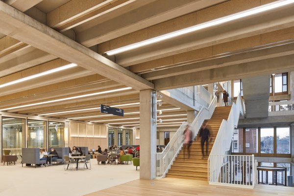 Im Ersten Obergeschoss beginnt die ber die Etagen verteilte Bibliothek