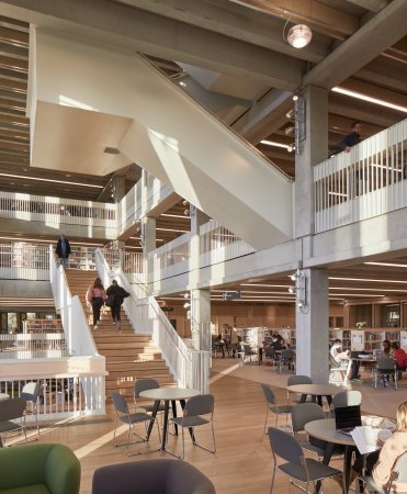 Treppenhaus und Bibliothek im 2.OG