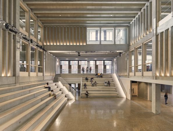 Sitztribnen und Schiebetren ermglichen flexible, ganztgige Nutzungen.