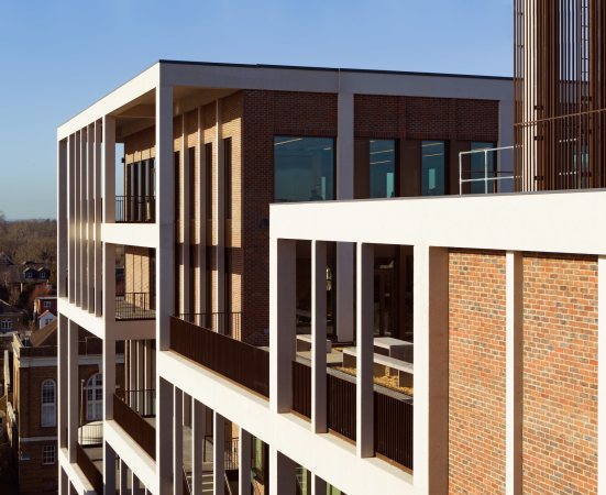 Dronenfoto der oberen Stockwerke der Stra�enseite.