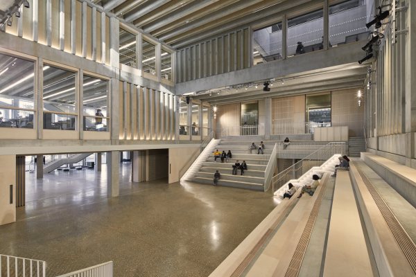 ... auch die mehrgeschossigen Rume im Inneren, hier der zentrale Veranstaltungsraum, haben Einblicke von oben.