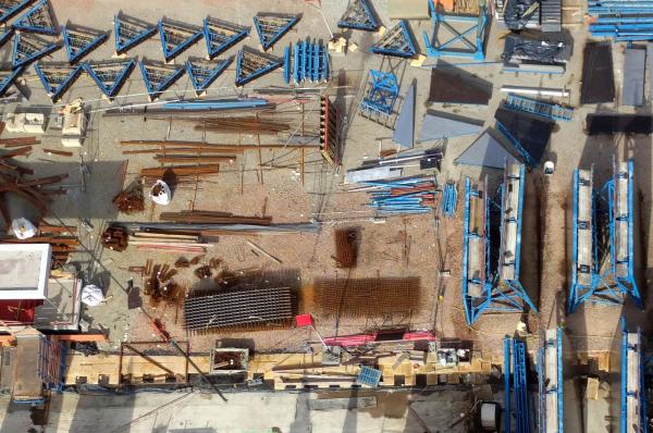 Sauber organisierte Baustelle, vom Kran aus gesehen.