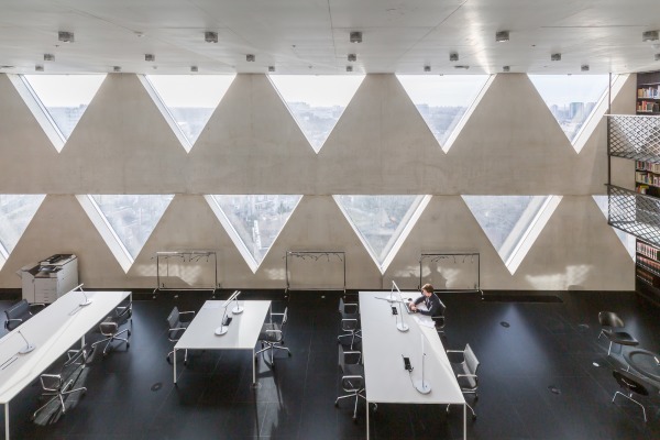 Bibliothek im 12. und 13. Stockwerk