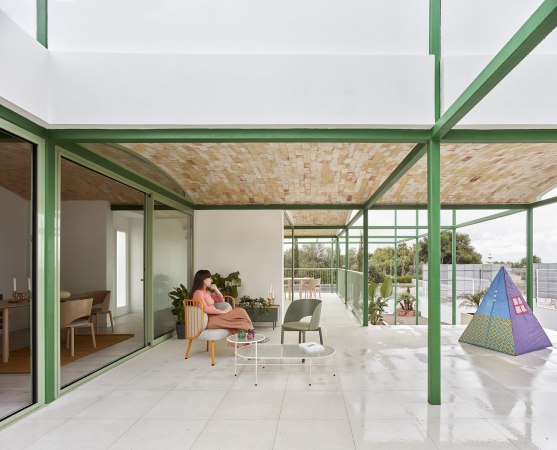 Das grne Stahlgerst verbindet Innen- und Auenrume.