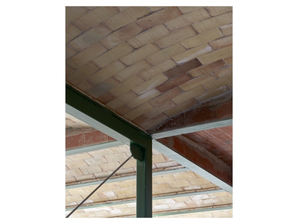 Die Vierkant-Stahlstangen wurden partiell mit I-Profilen als Anschlussst�cke f�r die Ziegelgew�lbe erg�nzt.