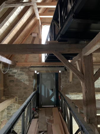 Die unregelmig in die Grundrissfigur gelegten Stahlstege verbinden Altbau und Treppenbauwerk auf Hhe der beiden Obergeschosse.