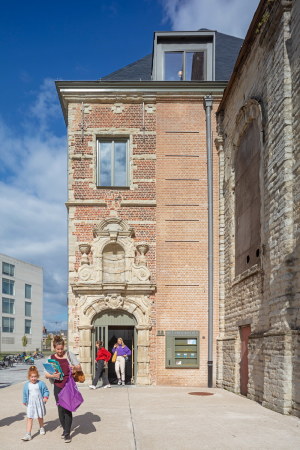 Der Haupteingang ist zum Stadtzentrum orientiert.