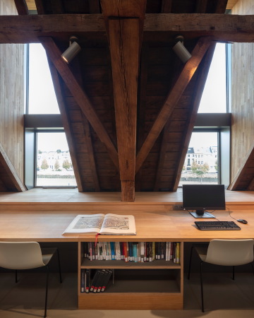 F�r mehr Tageslicht und bessere Aussichten auf die Stadt wurden verschiedene Gauben und Dachfenster hinzugef�gt.