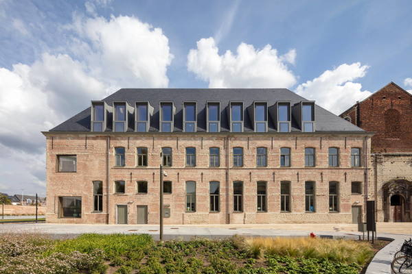 Sp�tere Renovierungen, Erg�nzungen und Spuren des Verfalls sind au�en wie innen sichtbar geblieben.