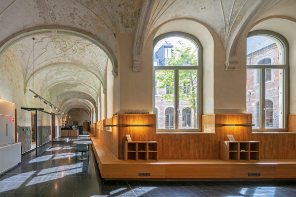 Der Kreuzgang um den Innenhof herum kann als Lese- und Ausstellungsraum informell genutzt werden.