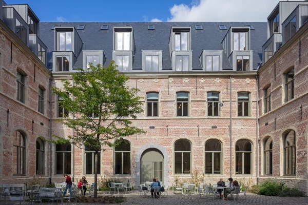 Der Innenhof bildete urspr�nglich das eigentliche Zentrum des Geb�udes und dient heute als vielseitige Terrasse und Klostergarten.