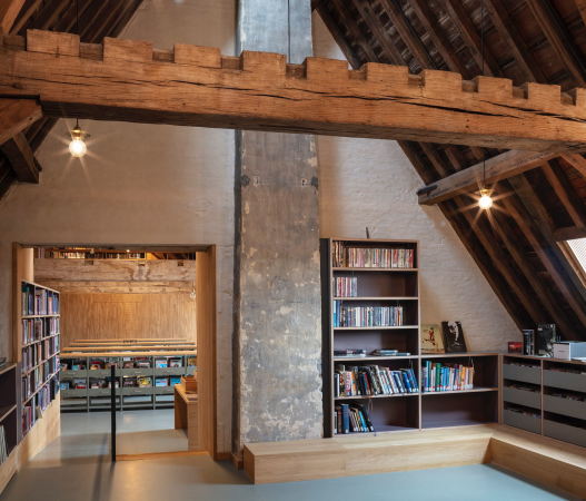 Im Dachgeschoss sind die Kinder- und Erwachsenenbibliothek eingerichtet.