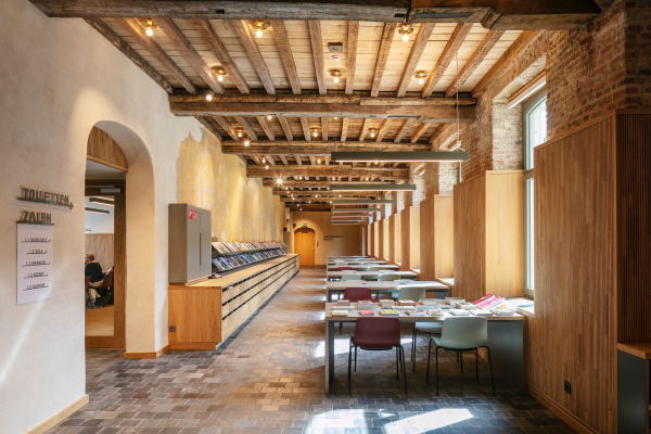 Kloster wird Stadtbibliothek mit Korteknie Stuhlmacher Architecten