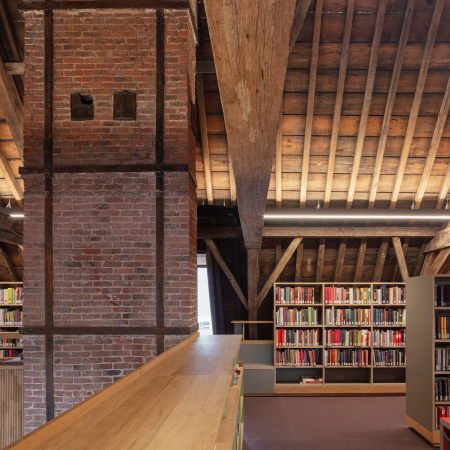 Das Dachgeschoss ist hochwertig isoliert und hat damit das Innenklima eines modernen Raumes, jedoch ohne Abbruch zu tun an den urspr�nglichen Charakter des Dachgest�hls.