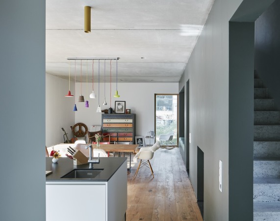 Schwarzes Haus, EG: die zentrale Wand als Trennung von offener und kompakter Raumzone