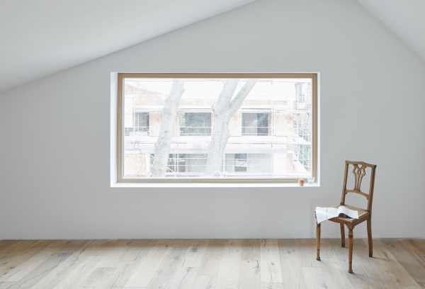 Schwarzes Haus, OG: Das Arbeitszimmer unter dem asymmetrischen First liegt am Ende des Flurs