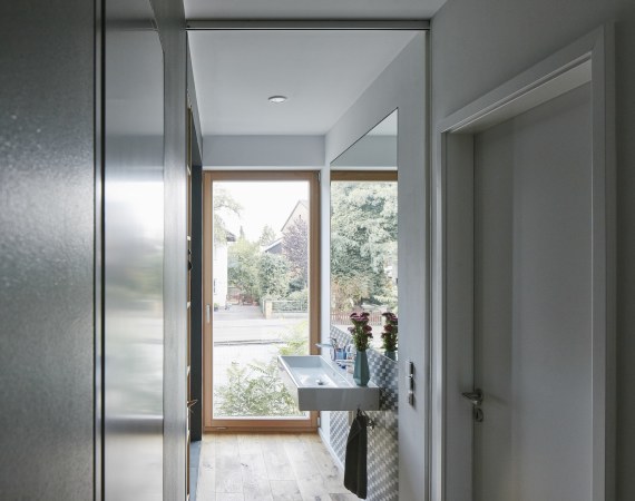 Schwarzes Haus, OG: Badezimmer der Kinder mit Schiebetr zum Flur