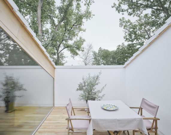 Weies Haus, DG: Der Freisitz als Auenbereich der oberen Wohnung