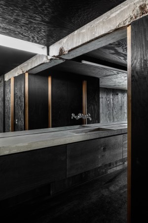 Edel: dunkles Holz im Innenbereich